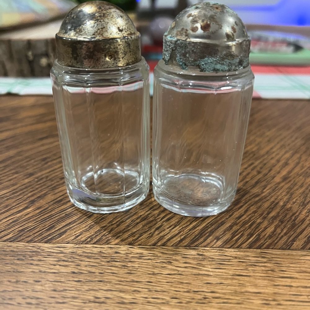 🧂 Vintage Glass Salt & Pepper Shakers – Ribbed Glass w/ Metal Tops